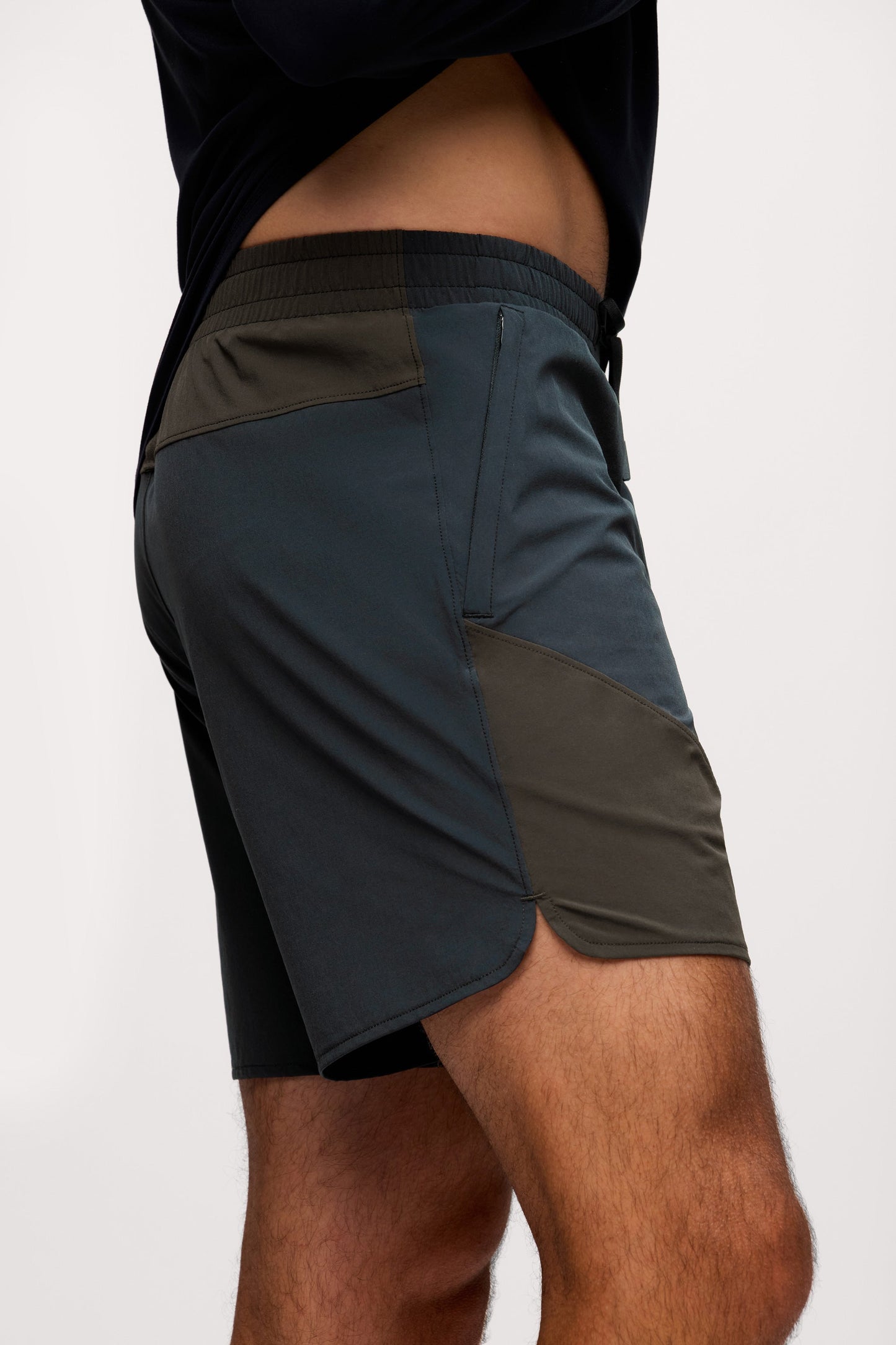 Contrast Panel Refine Short | Black/Espresso