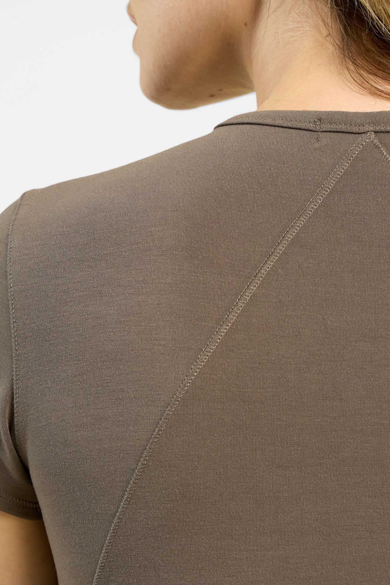 SwiftStretch Seamed Tee | Mocha
